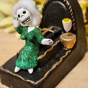 VINTAGE OAXACAN MUERTOS GRAVESIDE WOMAN WITH WIRE AND CLAY SCULPTURE